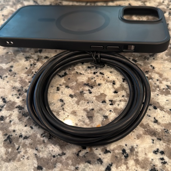 MagSafe Case with Charging Cable Black. - Picture 5 of 6